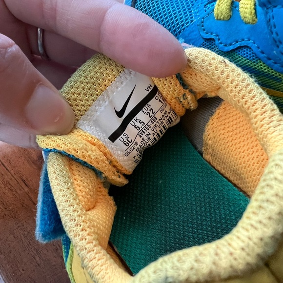 Nike kid shoes US 6C USED blue and yellow - Picture 3 of 5